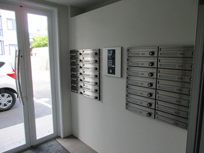 物件外観写真2　(エントランス部分)