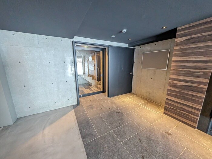 物件外観写真2　(エントランス部分)