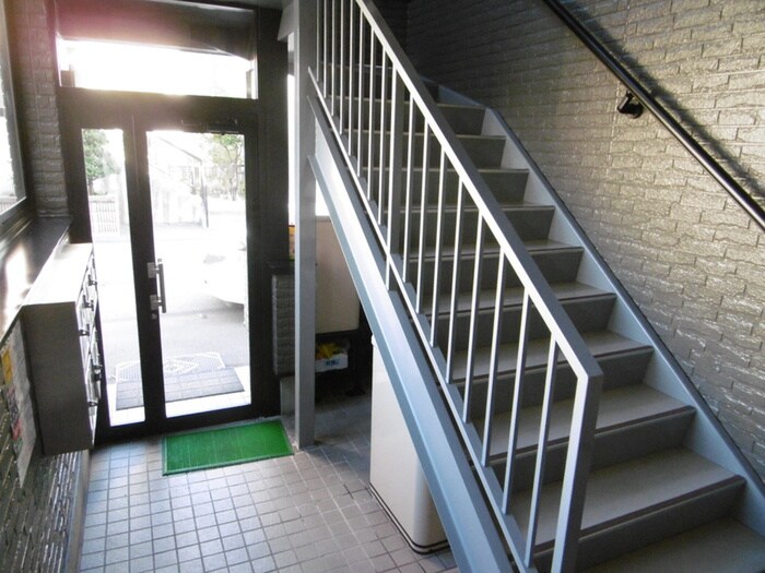 物件外観写真3　(エントランス部分)