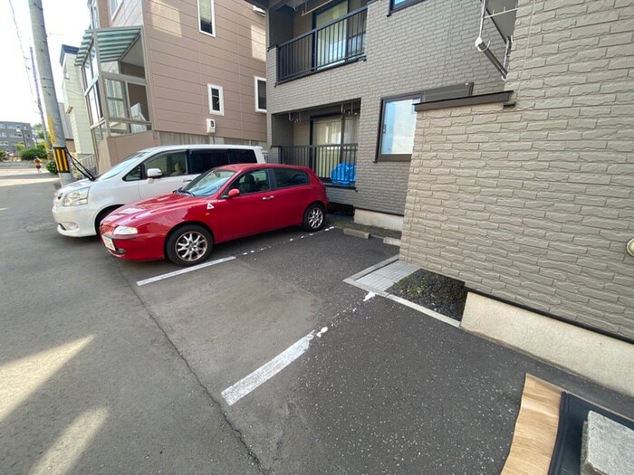 物件外観写真5　(駐車場)