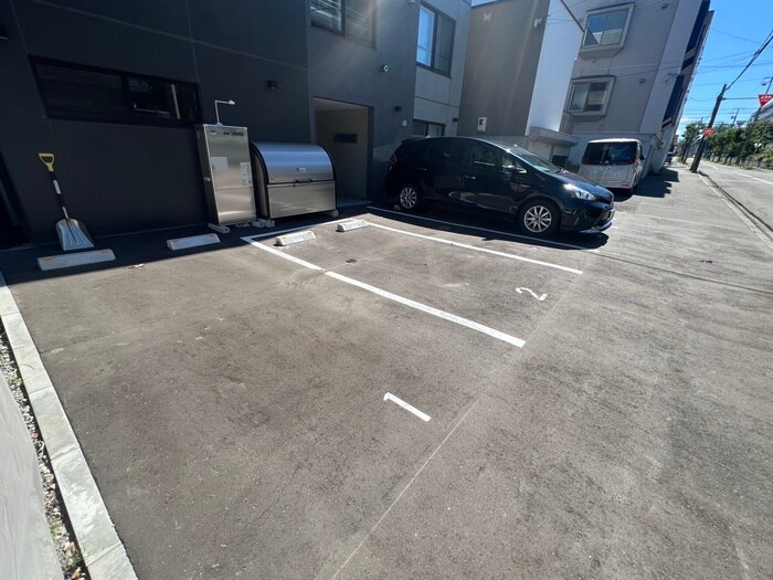 物件外観写真3　(駐車場)