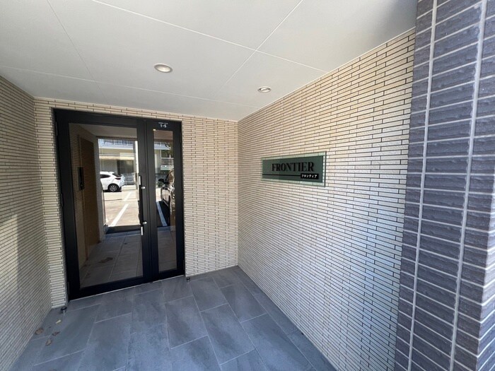 物件外観写真4　(エントランス部分)