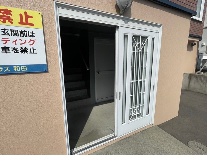 物件外観写真6　(エントランス部分)