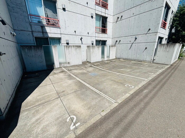 物件外観写真4　(駐車場)