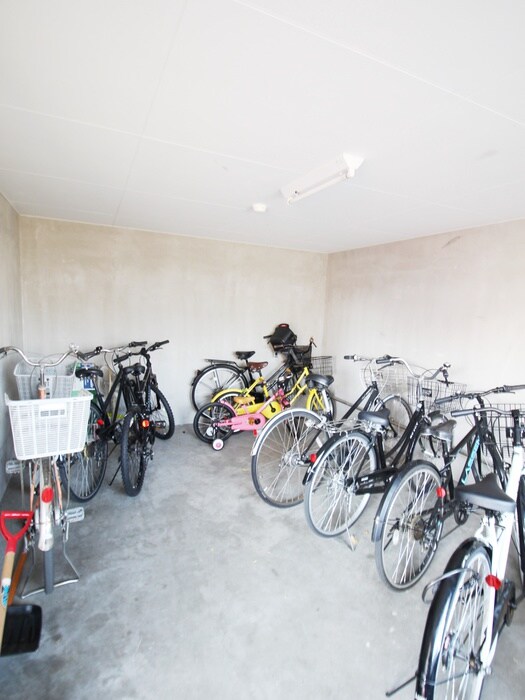物件外観写真4　(駐輪場)