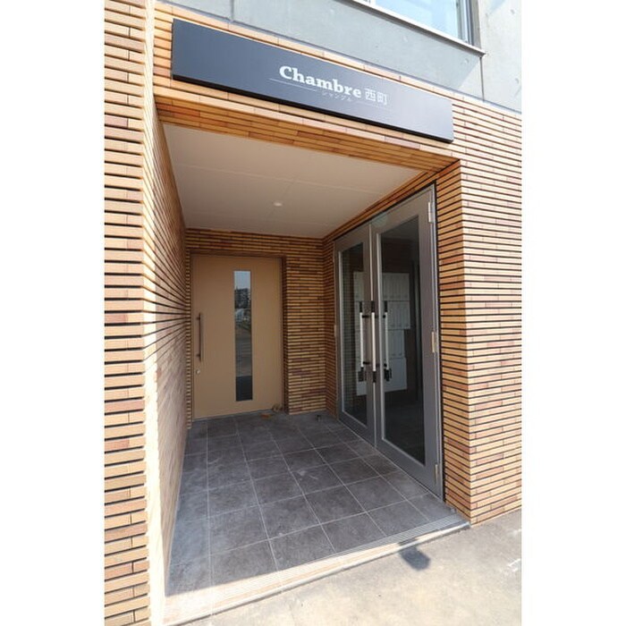 物件外観写真2　(エントランス部分)