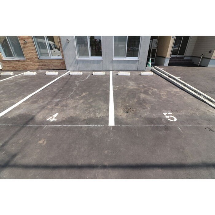 物件外観写真5　(駐車場)