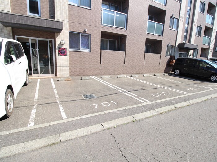 物件外観写真4　(駐車場)