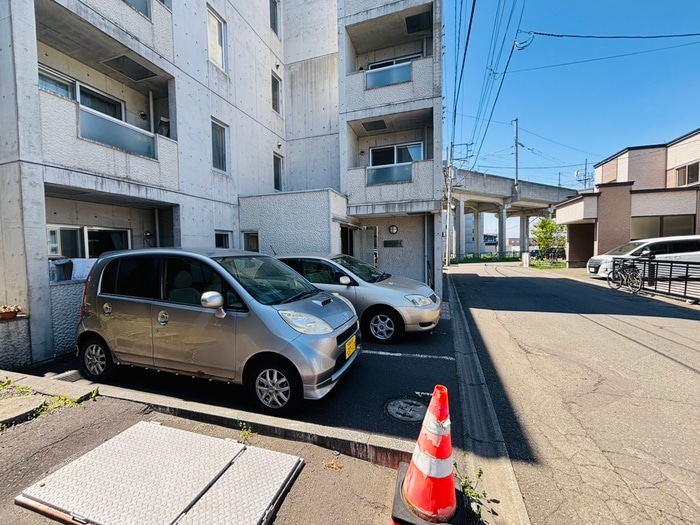 物件外観写真5　(駐車場)