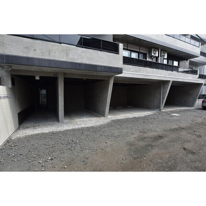 物件外観写真3　(駐車場)