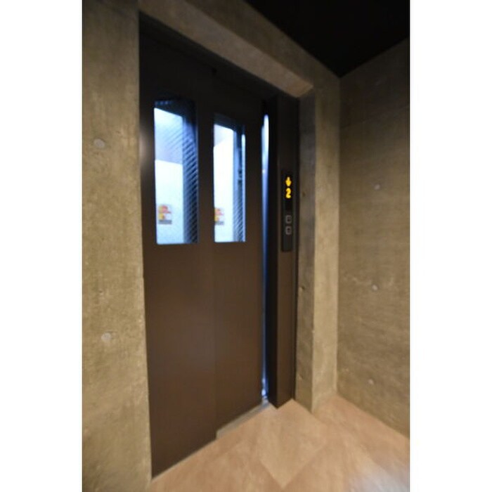 物件外観写真6　(エントランス部分)