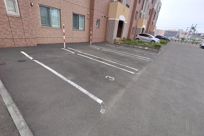 物件外観写真6　(駐車場)