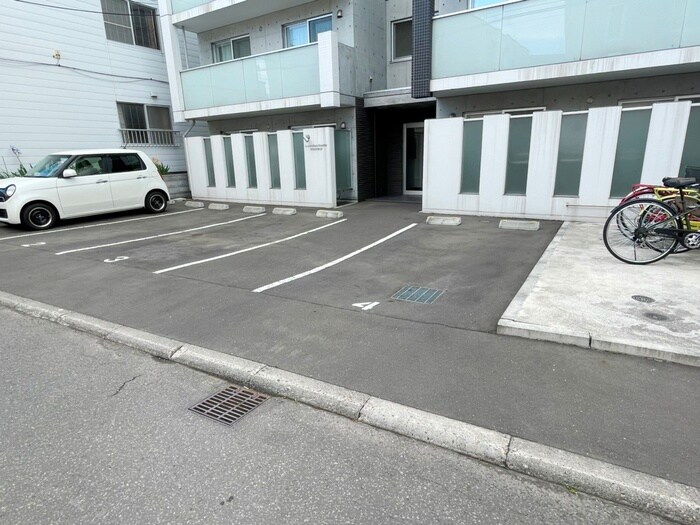 物件外観写真4　(駐車場)