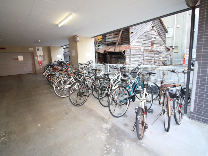 物件外観写真4　(駐輪場)