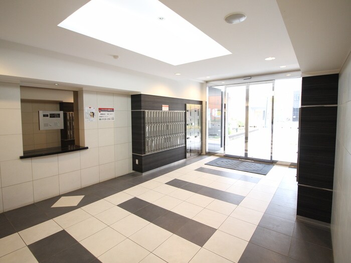 物件外観写真6　(エントランス部分)