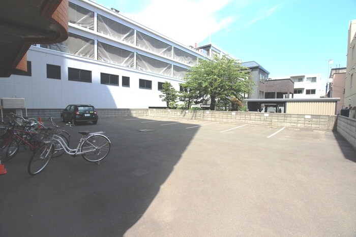 物件外観写真3　(駐車場)
