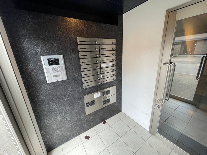 物件外観写真6　(エントランス部分)