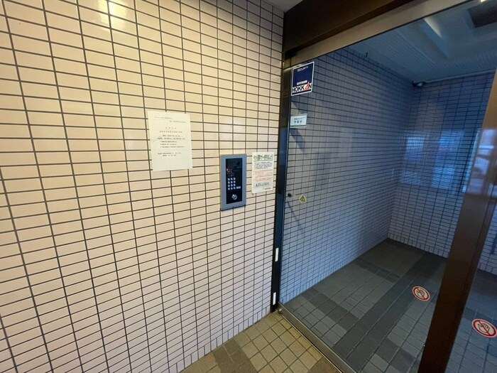 物件外観写真6　(エントランス部分)
