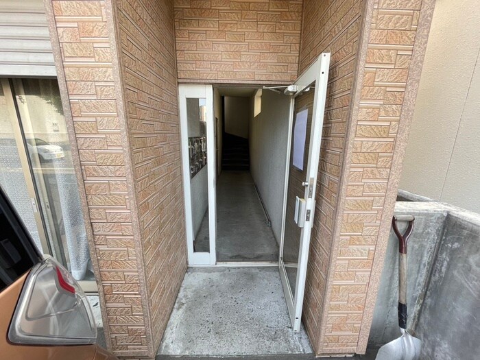 物件外観写真6　(エントランス部分)