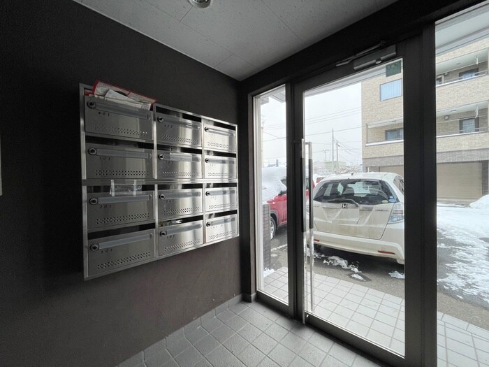 物件外観写真6　(エントランス部分)