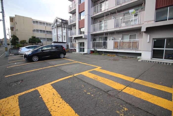 物件外観写真3　(駐車場)