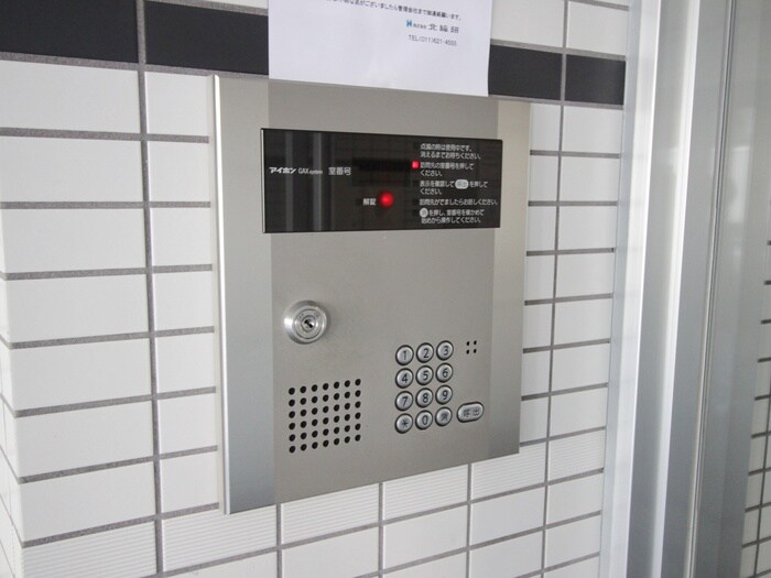 物件外観写真2　(エントランス部分)