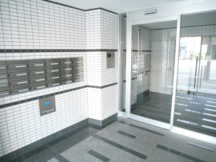 物件外観写真3　(エントランス部分)