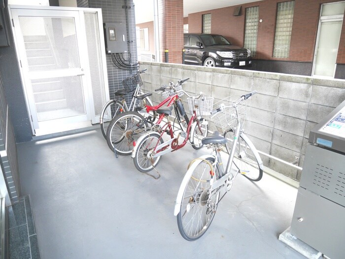 物件外観写真4　(駐輪場)