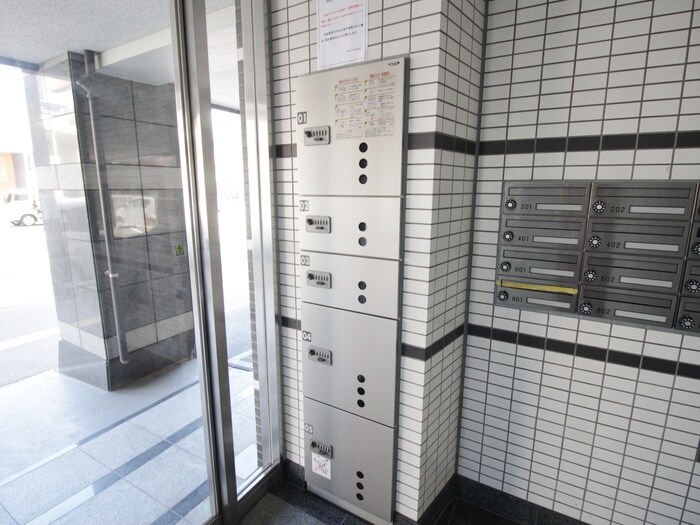 物件外観写真6　(エントランス部分)