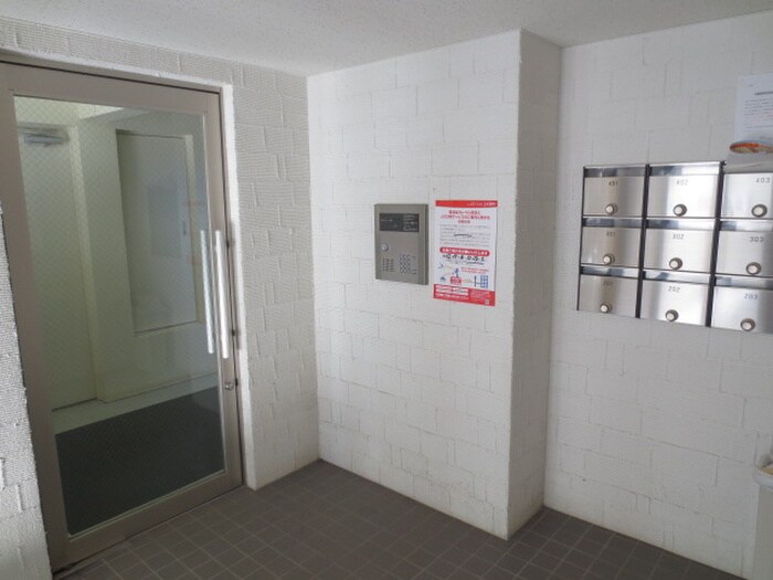 物件外観写真2　(エントランス部分)