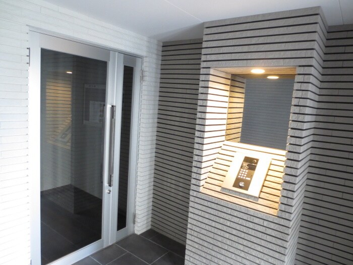 物件外観写真3　(エントランス部分)