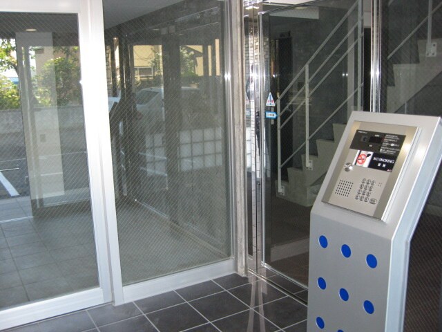 物件外観写真2　(エントランス部分)