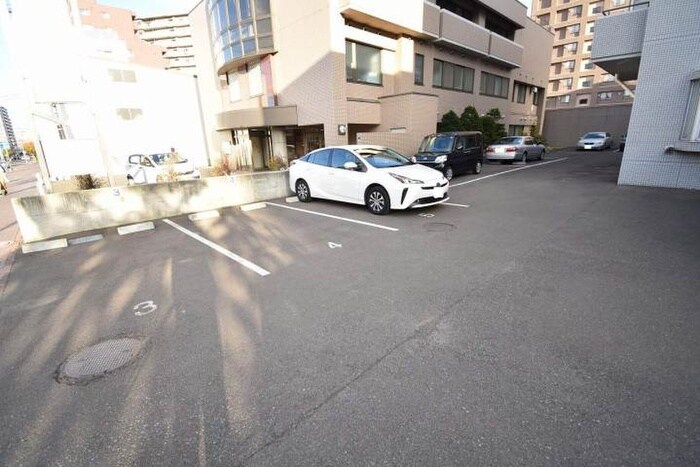物件外観写真3　(駐車場)