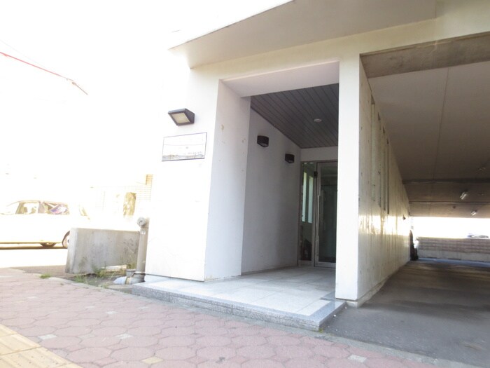 物件外観写真3　(エントランス部分)