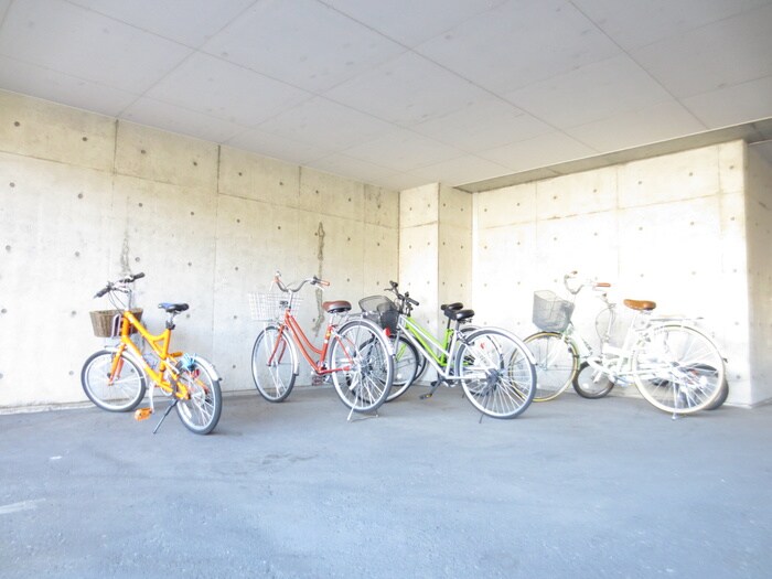 物件外観写真4　(駐輪場)