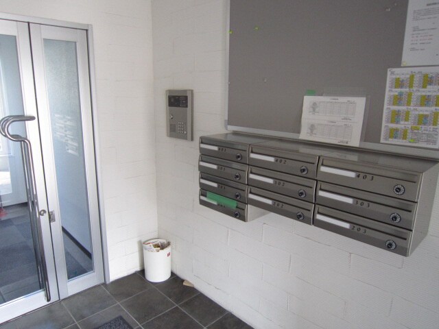 物件外観写真3　(エントランス部分)