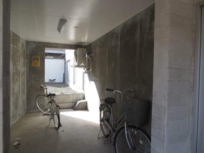 物件外観写真6　(バイク置き場)