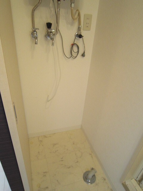 物件内観写真14　(洗濯機置場)