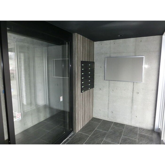 物件外観写真4　(エントランス部分)