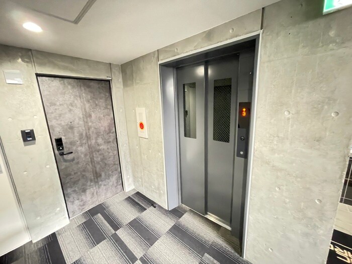 物件外観写真6　(エントランス部分)