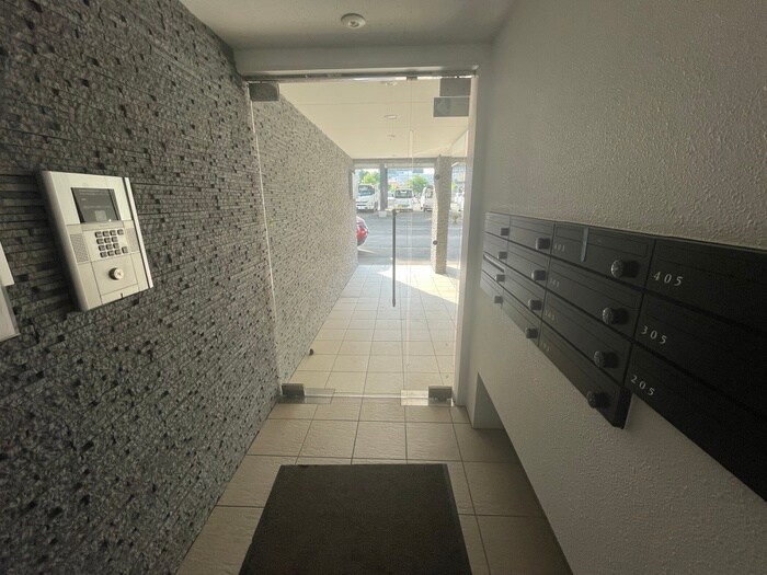 物件外観写真6　(エントランス部分)
