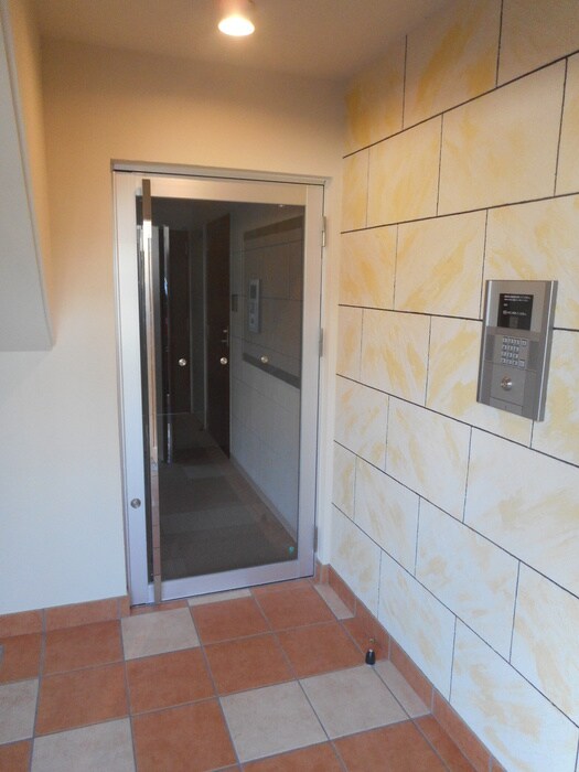 物件外観写真4　(エントランス部分)