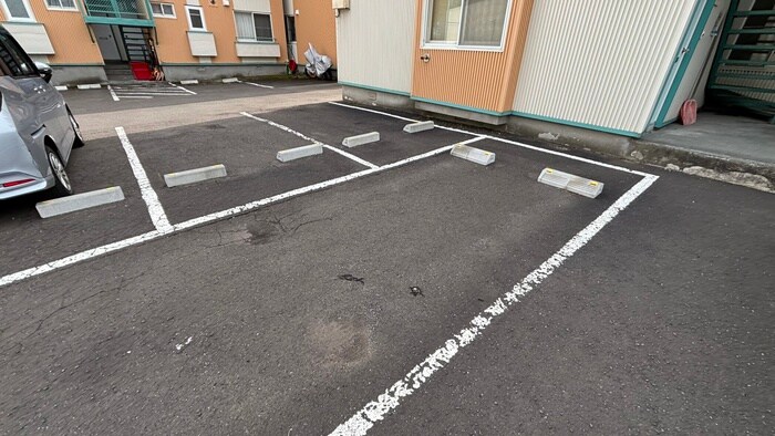 物件外観写真5　(駐車場)
