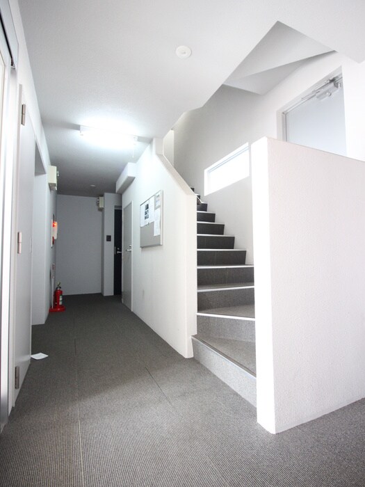 物件外観写真6　(エントランス部分)