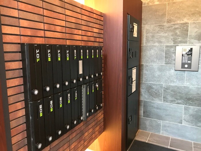 物件外観写真3　(エントランス部分)