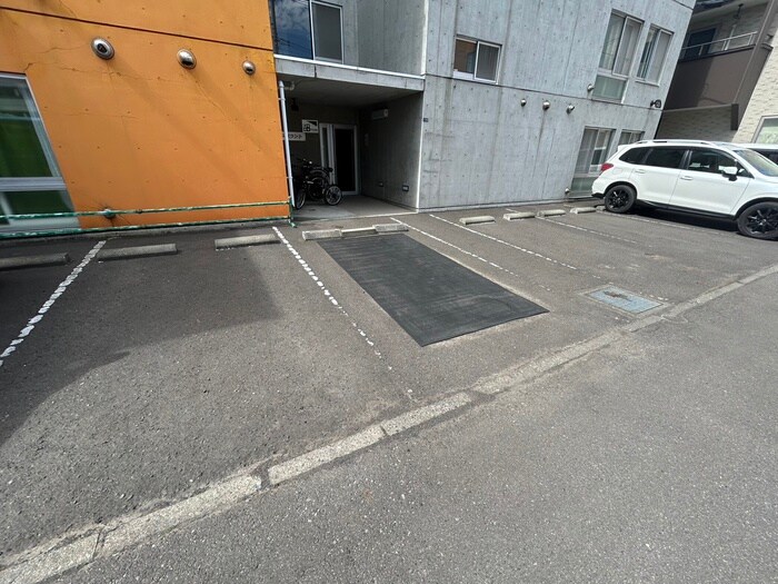 物件外観写真4　(駐車場)