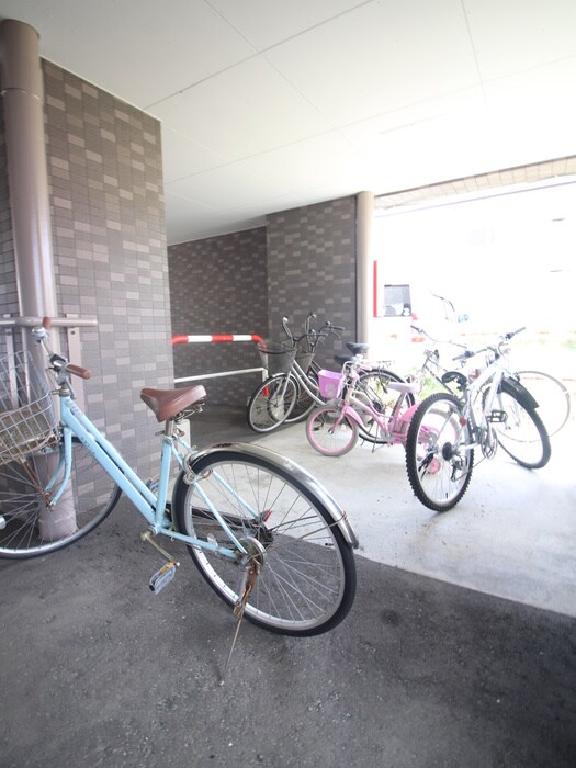 物件外観写真4　(駐輪場)