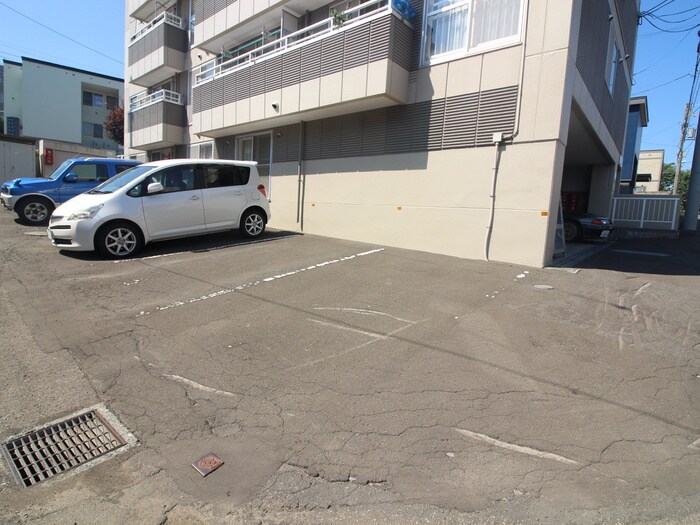 物件外観写真4　(駐車場)