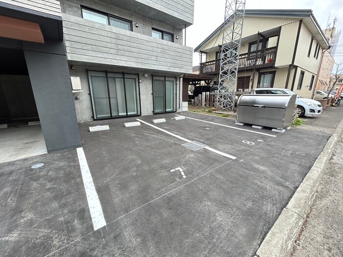 物件外観写真3　(駐車場)