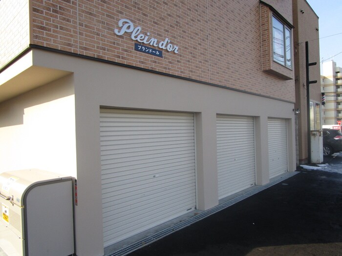 物件外観写真2　(駐車場)